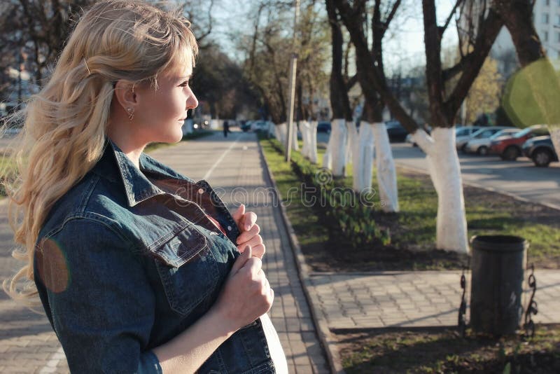 Schwangeres Mädchen, das um den Stadtpark im Vorfrühling geht lizenzfreies stockfoto Schwangeres Mädchen, das um den Stadtpark im Vorfrühling geht lizenzfreies stockfoto