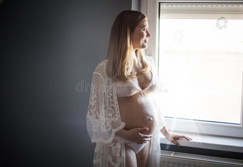 Schwangerschaft gibt der Frau einen speziellen Glanz stockfotos Schwangerschaft gibt der Frau einen speziellen Glanz stockfotos