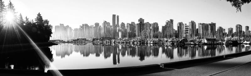 Schwarz-Weiß-Panoramablick auf die Skyline von Vancouver bei Sonnenaufgang aus Stanley Park, British Columbia, Kanada stockbilder Schwarz-Weiß-Panoramablick auf die Skyline von Vancouver bei Sonnenaufgang aus Stanley Park, British Columbia, Kanada stockbilder