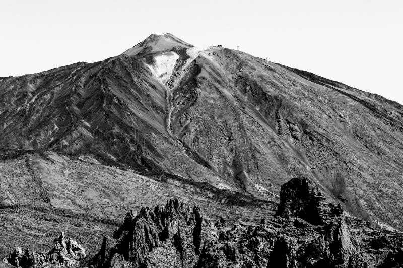Schwarz-Weiß-Schuss des höchsten Gipfels hinter den Felsformationen von Lava an einem sonnigen und sehr klaren Tag im Nationalpar stockbilder Schwarz-Weiß-Schuss des höchsten Gipfels hinter den Felsformationen von Lava an einem sonnigen und sehr klaren Tag im Nationalpar stockbilder