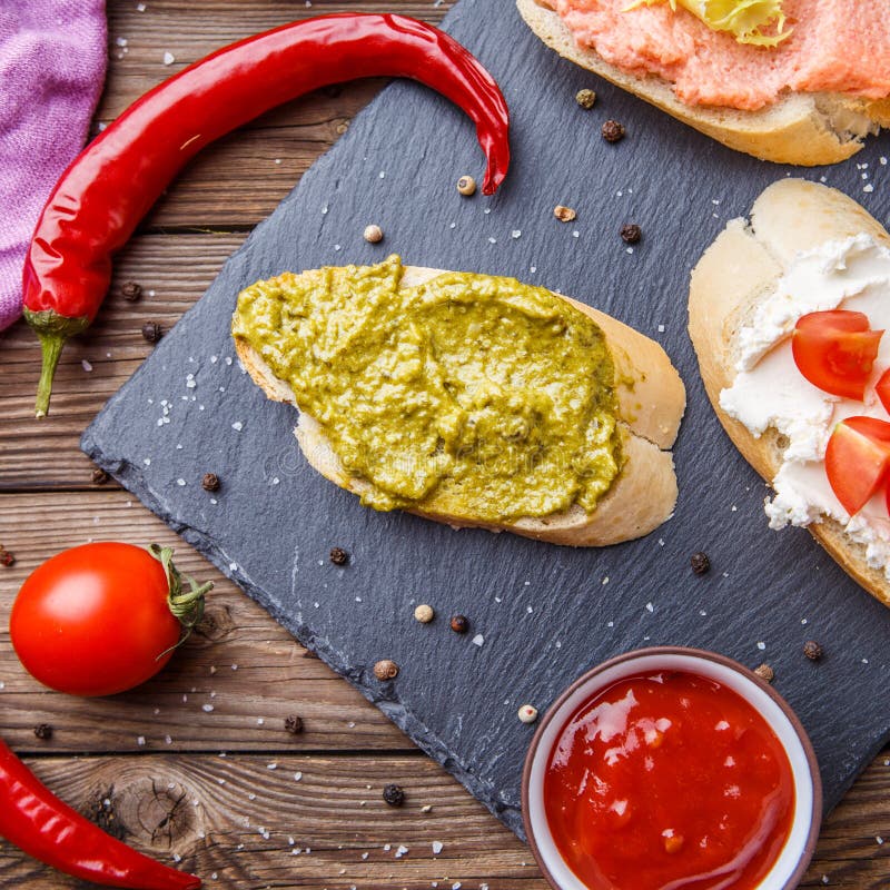 Schwarzblech mit Sandwichen, Paprika stockfotografie Schwarzblech mit Sandwichen, Paprika stockfotografie