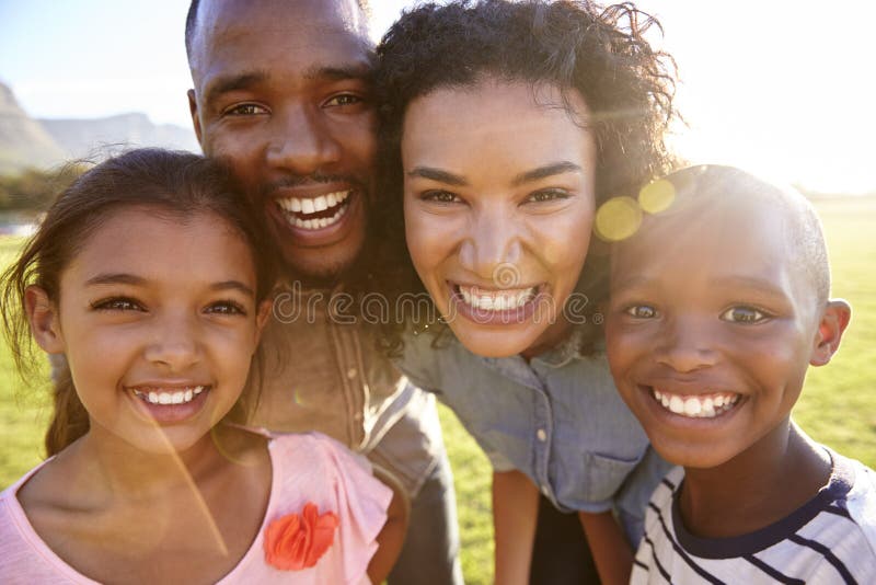 Schwarze Familie draußen lachen, nah oben, hintergrundbeleuchtetes Porträt stockbilder Schwarze Familie draußen lachen, nah oben, hintergrundbeleuchtetes Porträt stockbilder