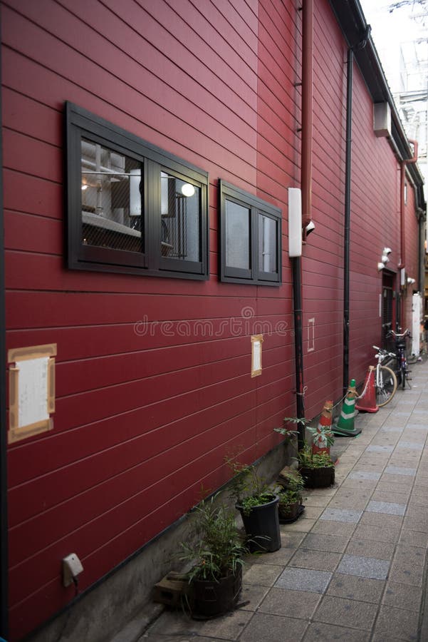 Schwarze Fenster Auf Roter Wand Stockfoto Bild von platz