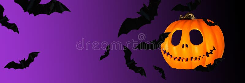 Schwarze fliegende Fledermäuse und auf schwarz violettem Hintergrund halloween Hintergrundbanner lizenzfreie stockfotografie
