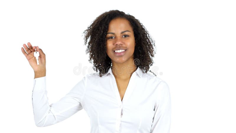 Schwarze Frau, die Haus-Schlüssel, weißen Hintergrund zeigt