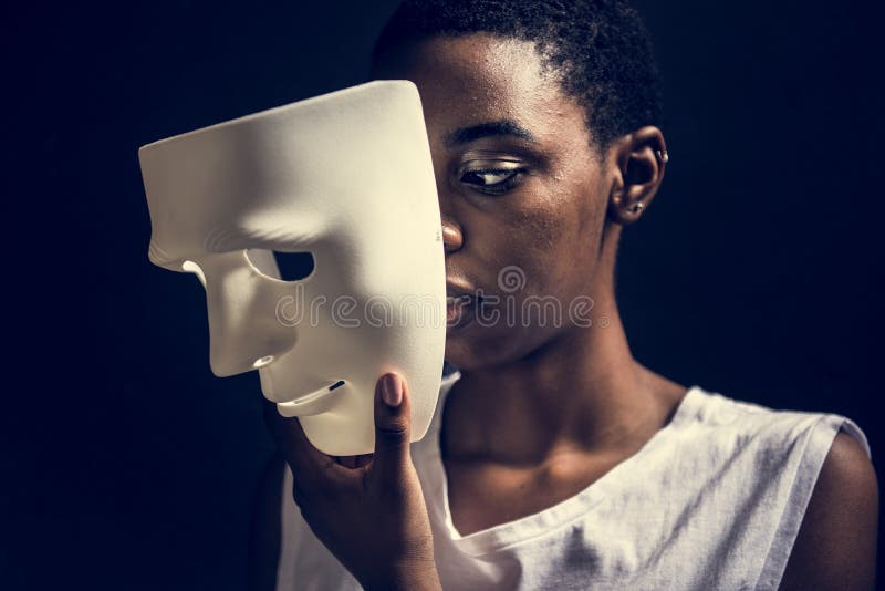 Schwarze Frau, die eine weiße Maske hält stockbild