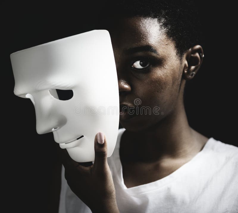 Schwarze Frau, die eine weiße Maske hält lizenzfreies stockfoto