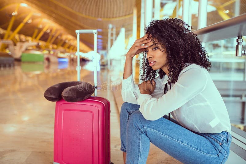 Schwarze Frau gestört und frustriert am Flughafen mit Flug canc stockfoto Schwarze Frau gestört und frustriert am Flughafen mit Flug canc stockfoto
