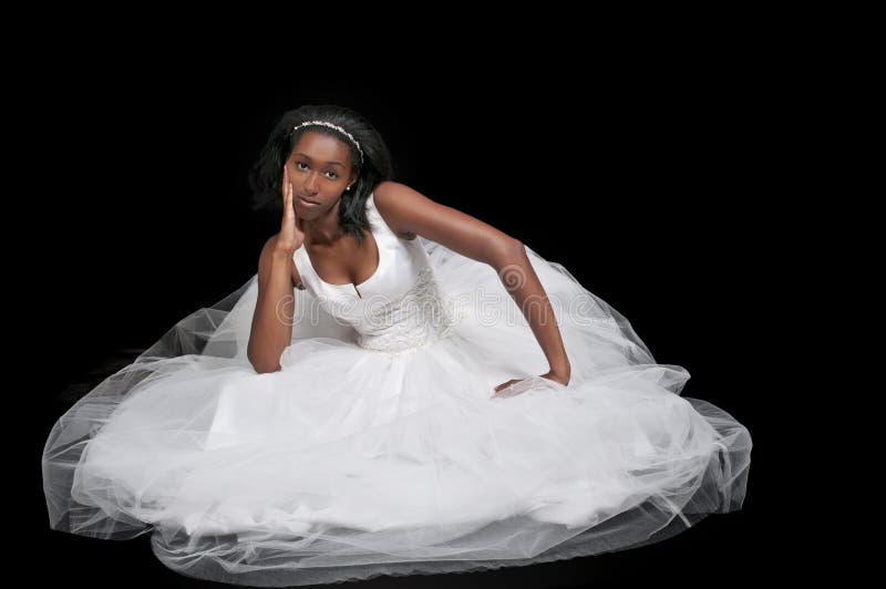 Schwarze Frau im Hochzeitskleid lizenzfreie stockfotografie Schwarze Frau im Hochzeitskleid lizenzfreie stockfotografie