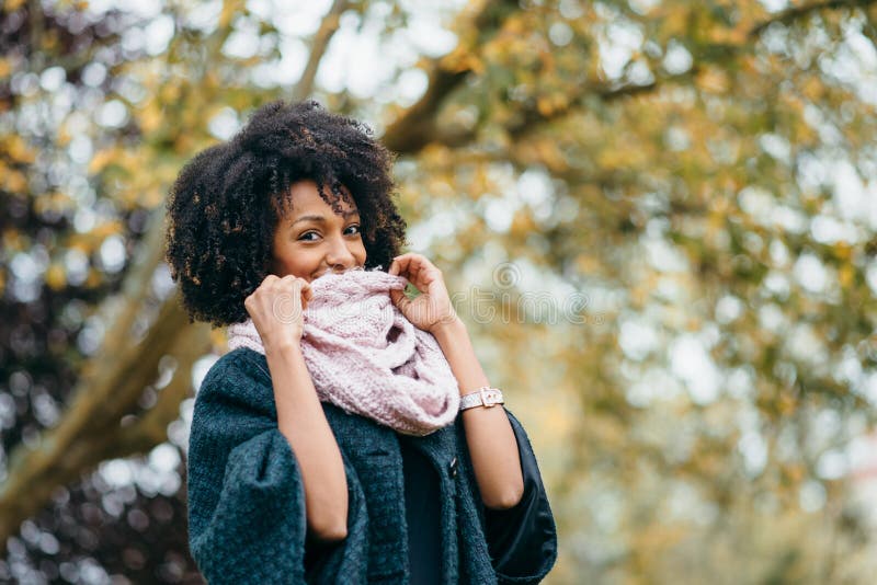 Schwarze Frau am kalten Tag des Herbstes am Park lizenzfreie stockfotos