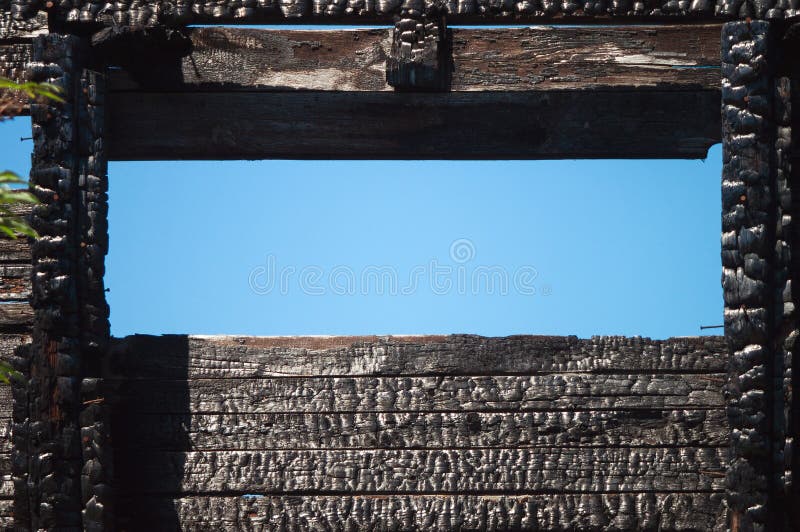 Schwarze Kohlenbeschaffenheit der versengten hölzernen Bretter und des Fensters der Hausmauern Ruinierter Wohnungsbau nach einem lizenzfreie stockbilder Schwarze Kohlenbeschaffenheit der versengten hölzernen Bretter und des Fensters der Hausmauern Ruinierter Wohnungsbau nach einem lizenzfreie stockbilder