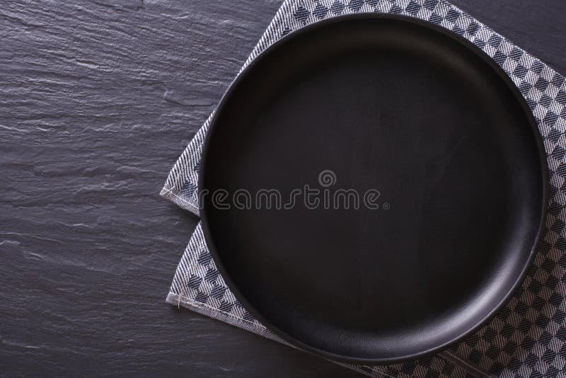 Schwarze leere Platte auf dem Tisch Draufsicht horizontal stockbild