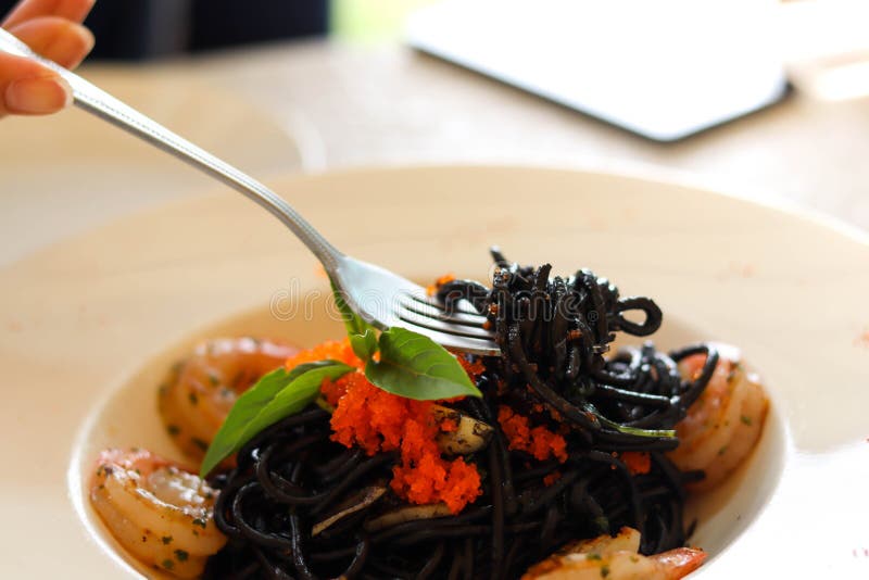 Schwarze Spaghettimeeresfrüchteteigwaren mit Miesmuscheln über Soße und shirmp, Nahrungsmittelkonzept stockbild Schwarze Spaghettimeeresfrüchteteigwaren mit Miesmuscheln über Soße und shirmp, Nahrungsmittelkonzept stockbild