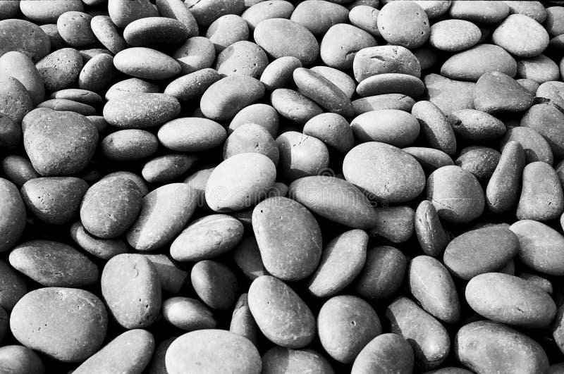 Schwarze Steine im Garten stockbild. Bild von felsen