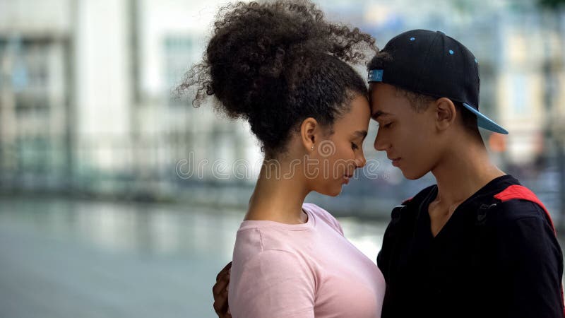 Schwarze Teenager, die sich während der Freizeit umarmen, lieben Verbindungsaffektion lizenzfreies stockfoto Schwarze Teenager, die sich während der Freizeit umarmen, lieben Verbindungsaffektion lizenzfreies stockfoto