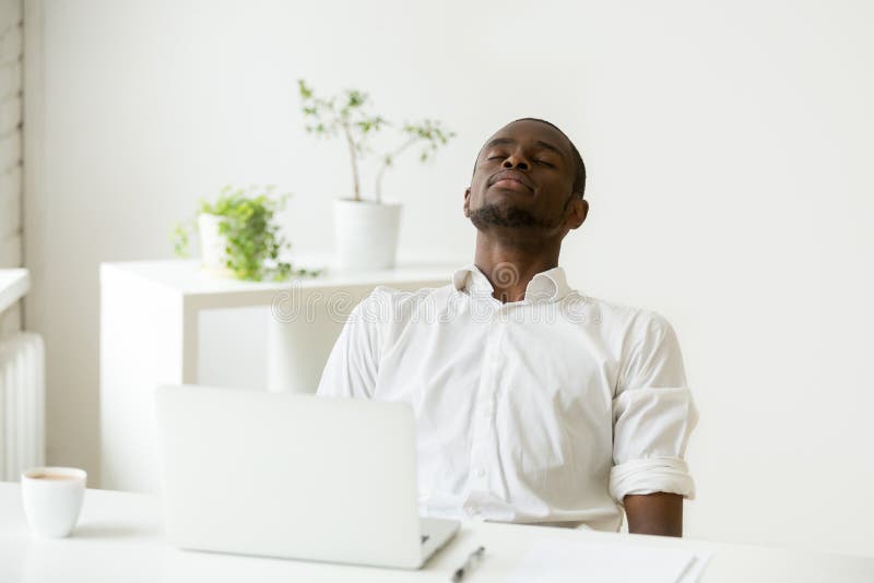 Schwarzer Angestellter, der die Pause tut Übung für Entspannung bei der Arbeit macht