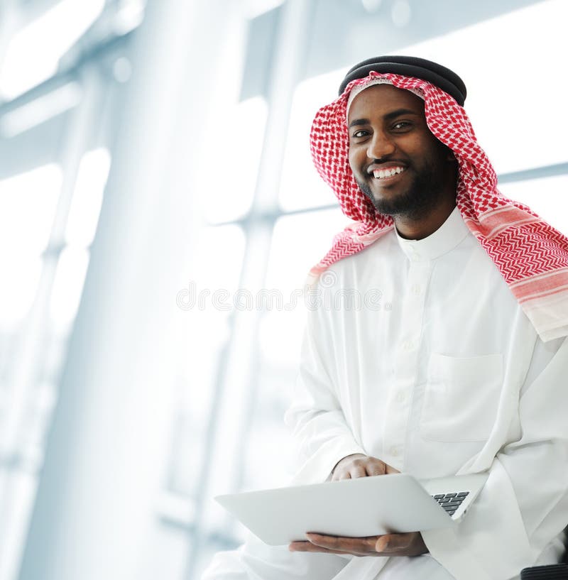 Schwarzer arabischer Mann, der an Laptop arbeitet