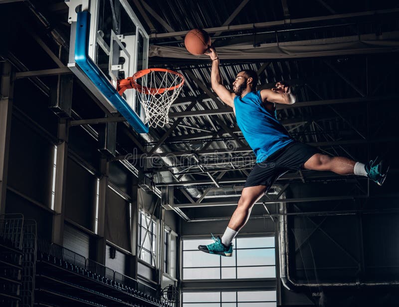 Schwarzer Basketball-Spieler in der Aktion in einem Basketballplatz stockfoto Schwarzer Basketball-Spieler in der Aktion in einem Basketballplatz stockfoto