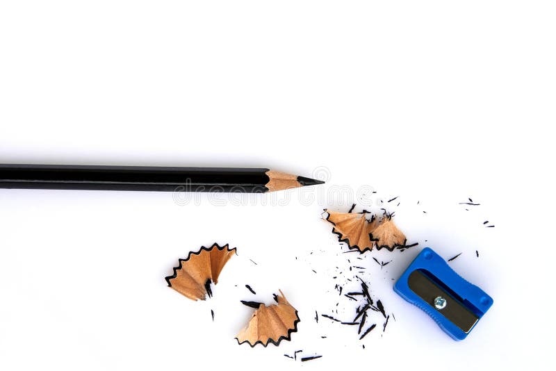 Schwarzer Bleistift, Bleistiftspitzer und Bleistiftschrotte lizenzfreie stockfotos Schwarzer Bleistift, Bleistiftspitzer und Bleistiftschrotte lizenzfreie stockfotos