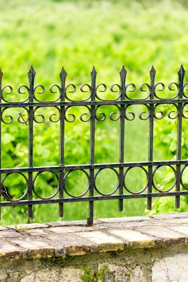 Schwarzer Eisenzaun Mit Design Stockfoto Bild Von Landschaft Dorf 41623912