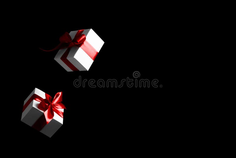 Schwarzer Freitag-Verkauf Weiße Geschenkbox mit dem roten Band isoliert auf dunklem Hintergrund Black Friday-Konzept Dekorations- stockfoto