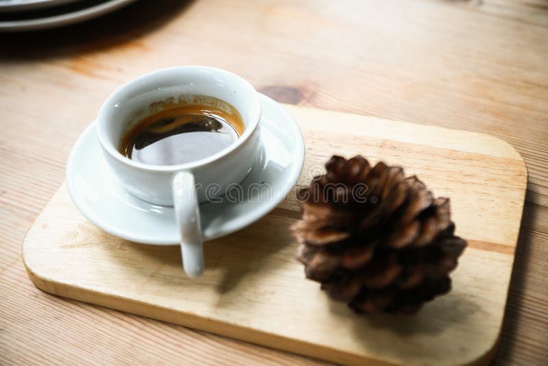 Schwarzer Kaffee in der weißen Schale in der Kaffeestube, in der Kaffeepause im Büro oder nachdem dem Treffen, bitter vom frische stockfotografie Schwarzer Kaffee in der weißen Schale in der Kaffeestube, in der Kaffeepause im Büro oder nachdem dem Treffen, bitter vom frische stockfotografie