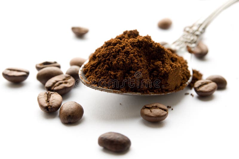 Schwarzer Kaffee im Boden und in den Bohnen stockfoto
