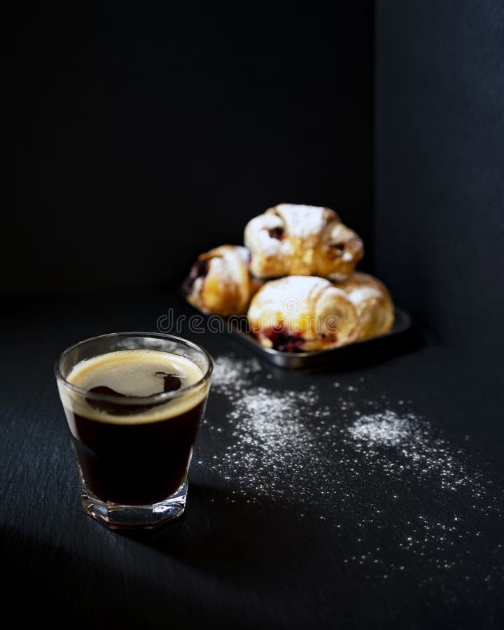 Schwarzer Kaffee mit Bageln stockfoto Schwarzer Kaffee mit Bageln stockfoto