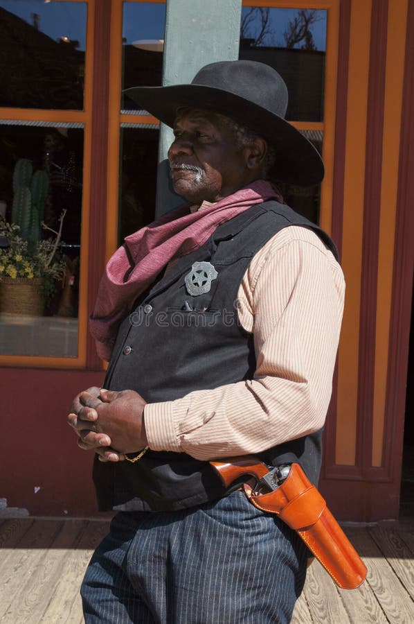 Schwarzer Lawman in der Finanzanzeige Arizona lizenzfreie stockfotos Schwarzer Lawman in der Finanzanzeige Arizona lizenzfreie stockfotos