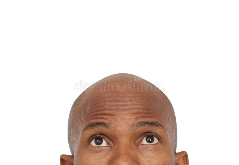 Schwarzer Mann Stirn und Denken über Mockup Space in Idee Gedächtnis oder Erinnerung auf einem weißen Studio Hintergrund. Abschlus stockbild