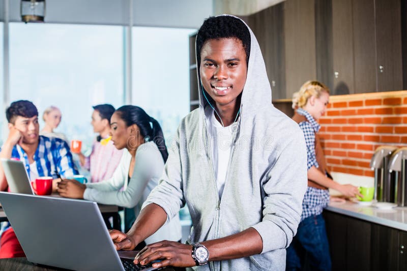 Schwarzer Programmierer im Aufenthaltsraum von IT-Start lizenzfreie stockfotografie Schwarzer Programmierer im Aufenthaltsraum von IT-Start lizenzfreie stockfotografie