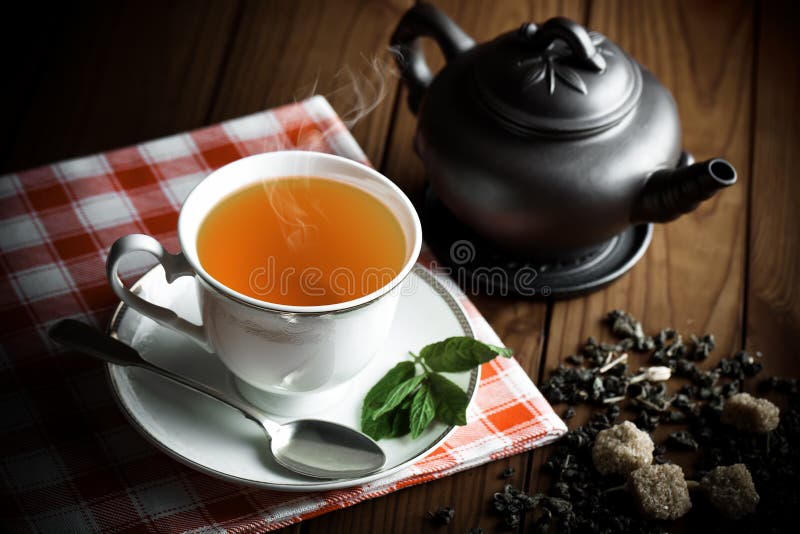 Schwarzer Tee ist ein heißes Getränk stockbilder