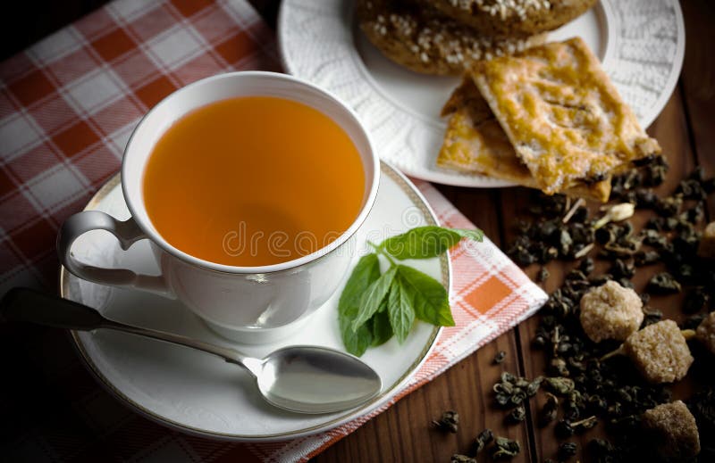 Schwarzer Tee ist ein heißes Getränk lizenzfreie stockfotos