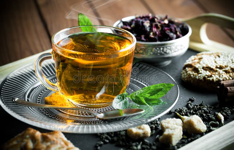 Schwarzer Tee ist ein heißes Getränk stockfotografie