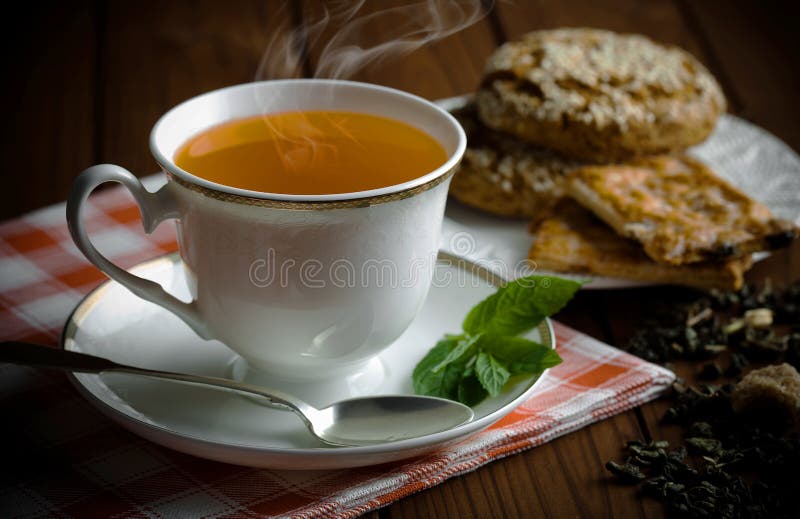 Schwarzer Tee ist ein heißes Getränk stockbilder