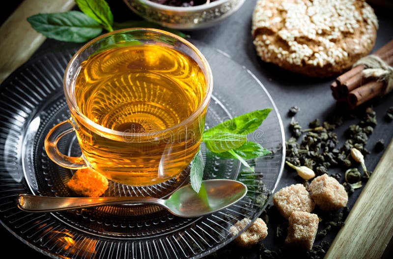 Schwarzer Tee ist ein heißes Getränk lizenzfreies stockbild