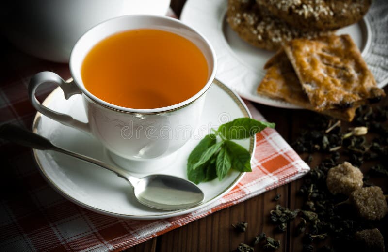 Schwarzer Tee ist ein heißes Getränk stockfotos
