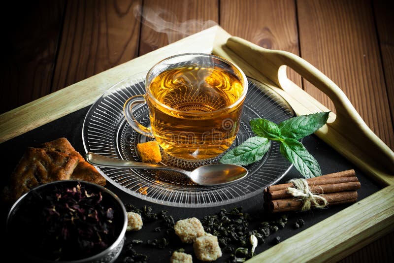 Schwarzer Tee ist ein heißes Getränk lizenzfreies stockbild