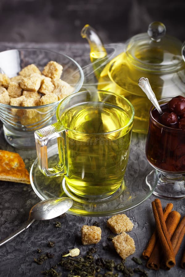 Schwarzer Tee ist ein heißes Getränk lizenzfreie stockbilder