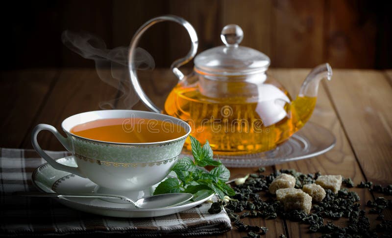 Schwarzer Tee ist ein heißes Getränk lizenzfreie stockbilder