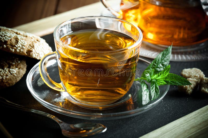 Schwarzer Tee ist ein heißes Getränk stockfotografie