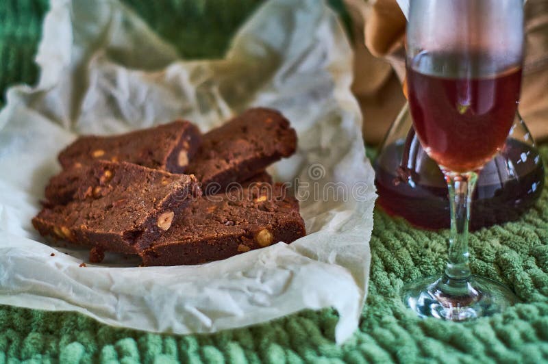 Schwarzer und starker Morgenkaffee hat eine alternative Methode und ein selbst ein köstliches frisches Gebäck zu. Schokoladennachtisch mit Nussschokoladenkuchen auf Pergament