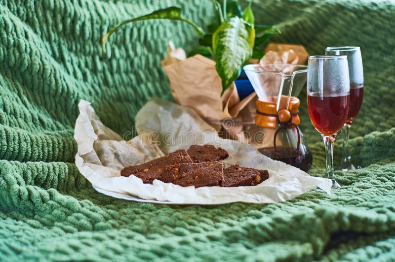 Schwarzer und starker Morgenkaffee hat eine alternative Methode und ein selbst ein köstliches frisches Gebäck zu. Schokoladennachtisch mit Nussschokoladenkuchen auf Pergament