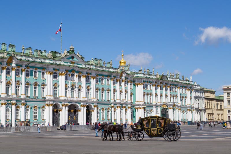 Schwarzer Wagen, spannend mit zwei Rappenständen auf quadratischen erwartenden Touristen des Palastes vor lizenzfreies stockfoto Schwarzer Wagen, spannend mit zwei Rappenständen auf quadratischen erwartenden Touristen des Palastes vor lizenzfreies stockfoto