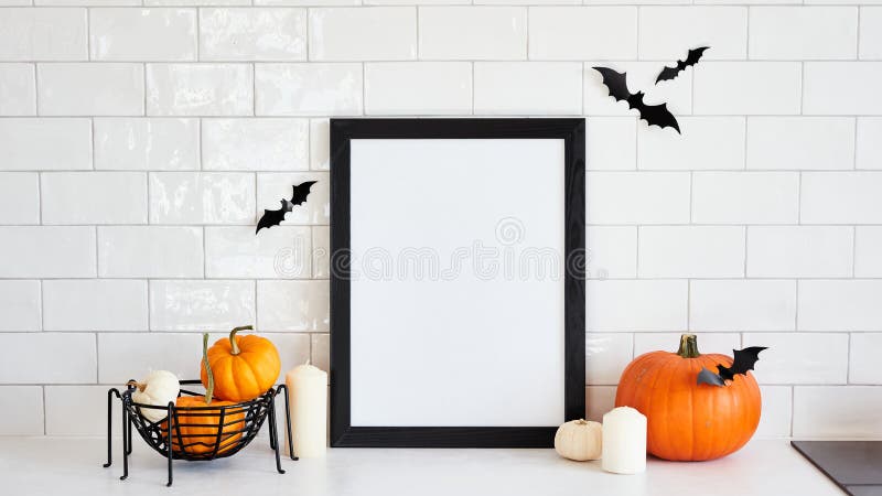 Schwarzes Bild mit Kürbis und Halbwannendekor auf weißem Schreibtisch in skandinavischer Küche. stockfotografie