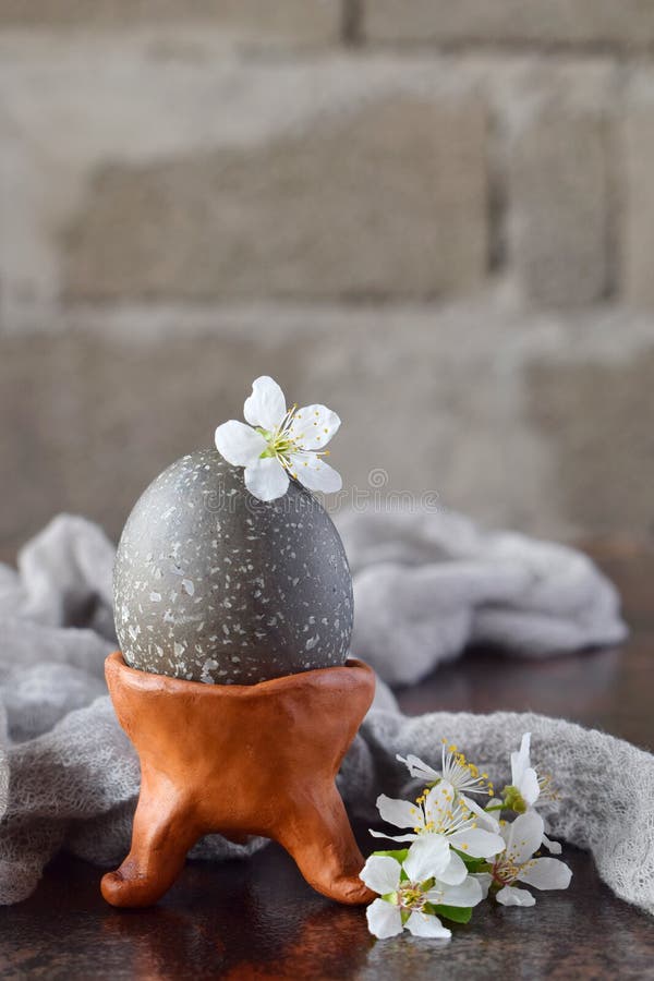 Schwarzes farbiges Ei auf Lehmplatte Glückliche Ostern-Karte Feiertagsfrühstückskonzept Festliche Tabellengedeckdekoration lizenzfreie stockfotografie Schwarzes farbiges Ei auf Lehmplatte Glückliche Ostern-Karte Feiertagsfrühstückskonzept Festliche Tabellengedeckdekoration lizenzfreie stockfotografie