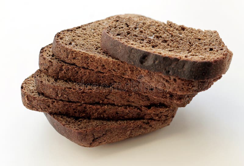 Schwarzes schnitt das Brot, das in einen Stapel gelegt wurde lizenzfreies stockfoto