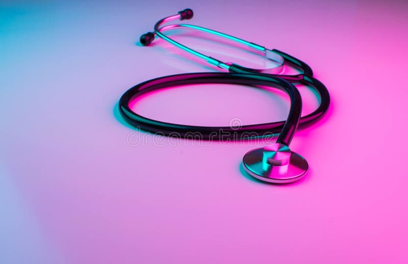 Schwarzes stethoskope mit bunten ultravioletten ganz eigenhändig geschrieben Neonlichtern Kreatives Konzept stockfoto Schwarzes stethoskope mit bunten ultravioletten ganz eigenhändig geschrieben Neonlichtern Kreatives Konzept stockfoto
