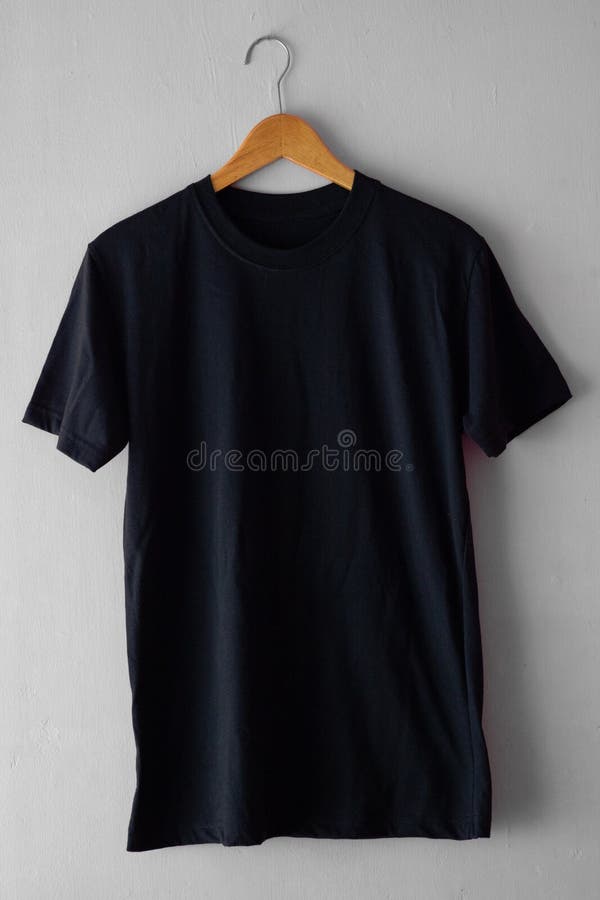 Schwarzes T-Shirt auf hölzerner Aufhängerschwarzfarbe für Spott oben
