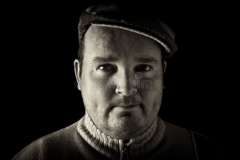 Schwarzes Weiß des Portraits des überladenen Mannes auf Schwarzem lizenzfreie stockbilder Schwarzes Weiß des Portraits des überladenen Mannes auf Schwarzem lizenzfreie stockbilder